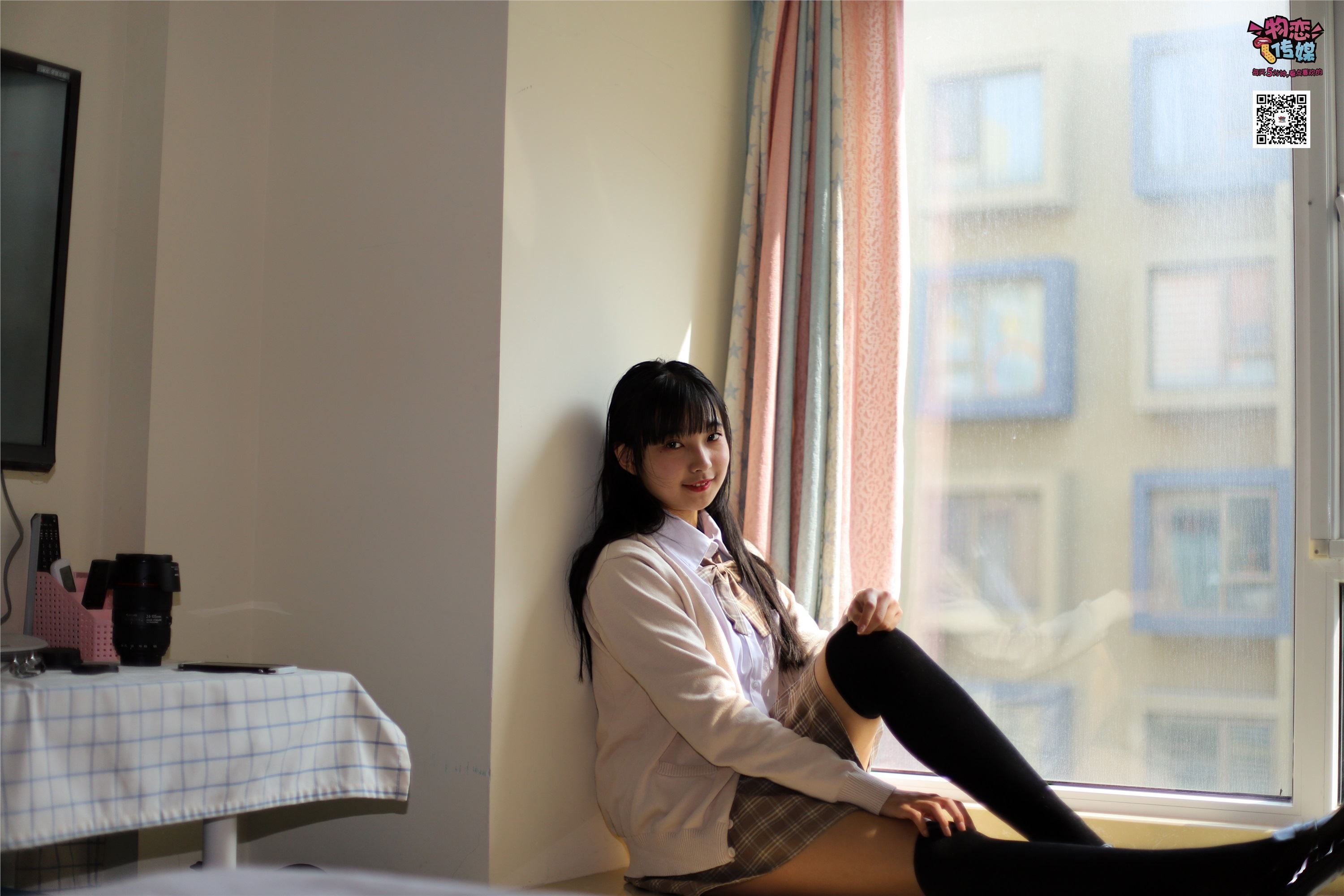 物恋传媒 No.005 JK制服高中小姐姐，棉袜加丝袜